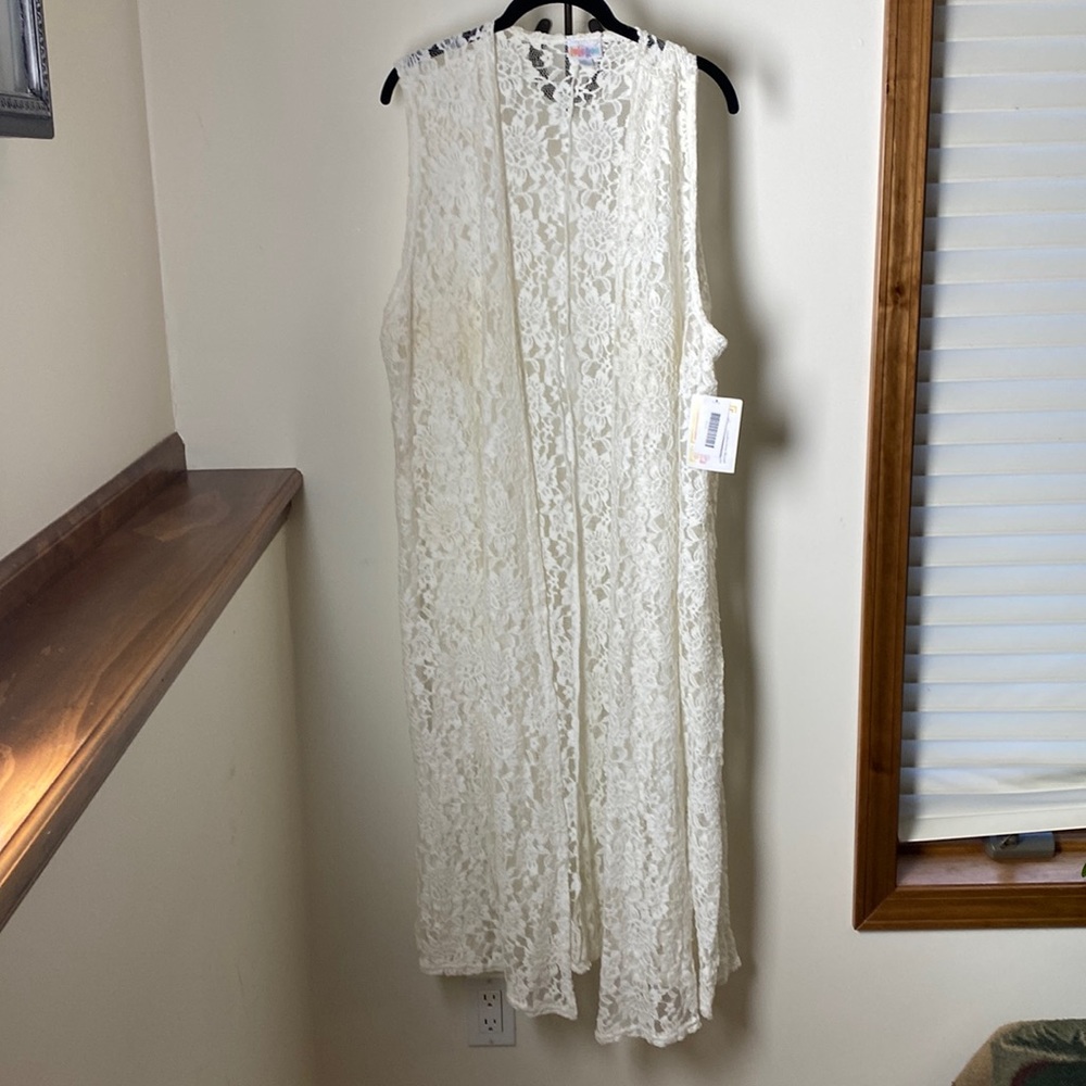 LuLaRoe Joy X-LARGE, Ivory. NWT, small flaw in back. See photo.
